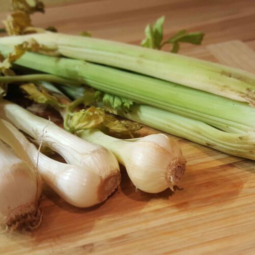 Frühlingszwiebeln und Staudensellerie