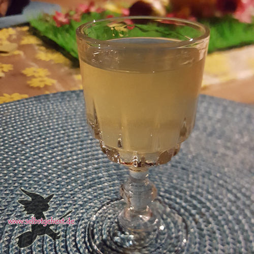 Sekt mit Mädesüß-Sirup